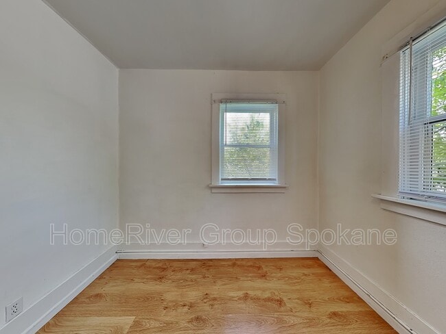 Building Photo - 634 E 23rd Ave