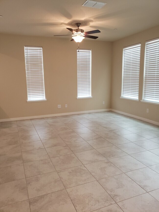 Foto del edificio - Beautiful Newer Development home!! In Elk ...