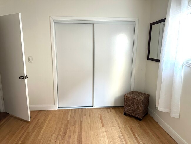 Double closet - 2004 S Meyler St