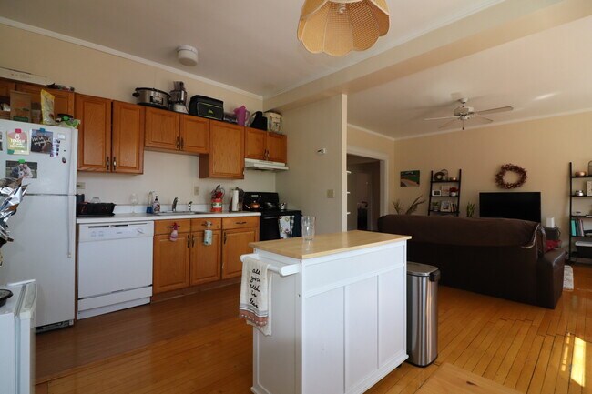 Building Photo - 1090 Beacon St