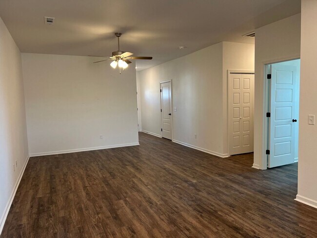 Building Photo - Gorgeous 3 Bedroom Townhome In Oronogo!