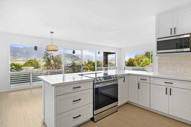 Newly renovated kitchen with views of the mountains. - 45-162 Neepapa Pl