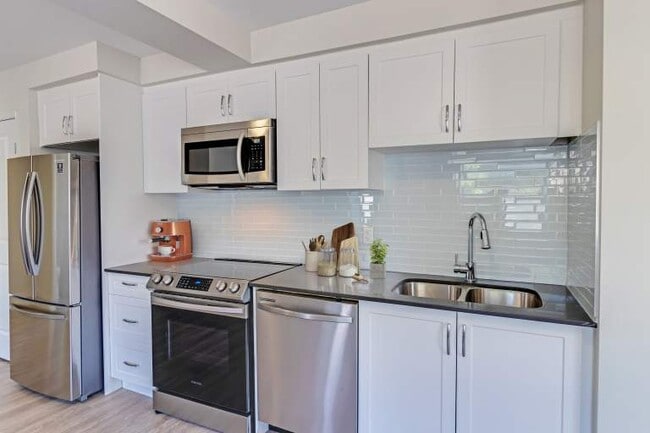 Building Photo - 2837 Yonge Street