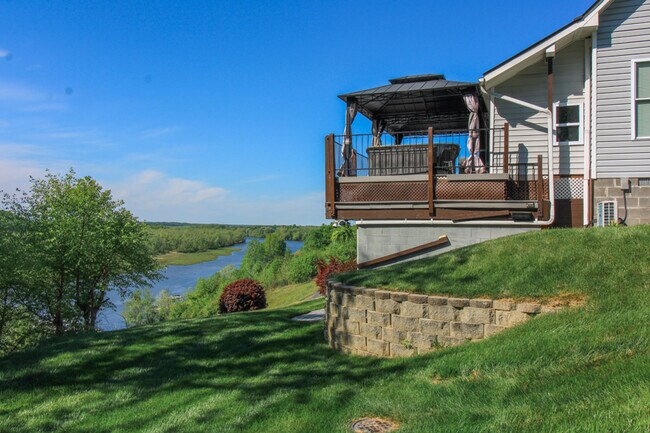 Foto del edificio - 511 Riverview Ct