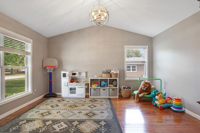 Building Photo - New Rental! 3 Bed, 2 Bath, 2 Car Garage, F...
