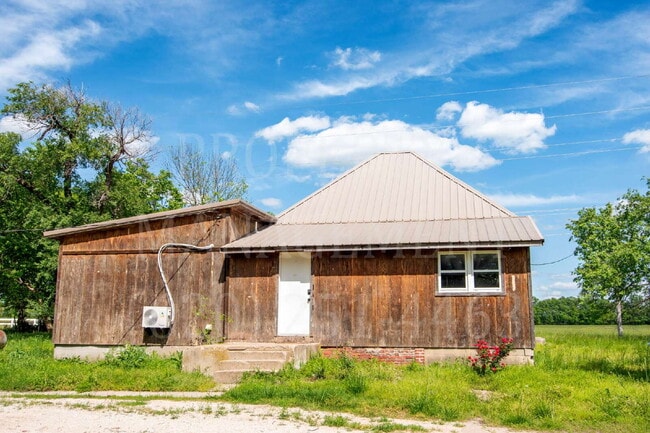 Building Photo - Charming 2-Bedroom 1-Bath + Bonus Room Far...