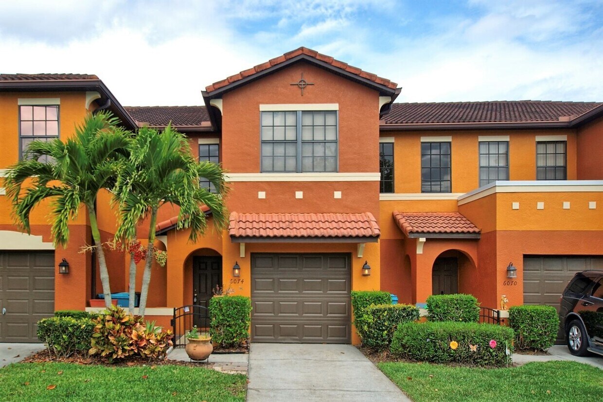 Foto principal - Three Bedrooms Two Bath One Garage