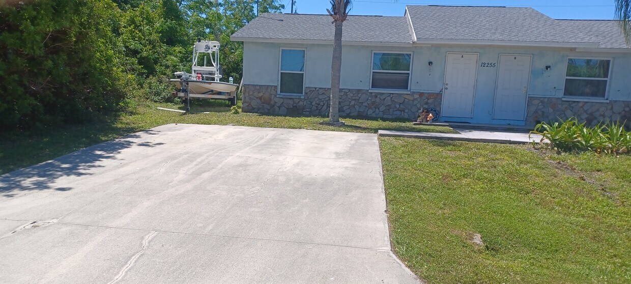 Foto principal - 12255 Van Loon Ave