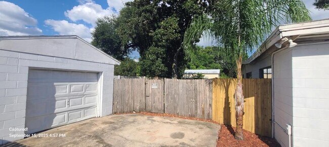 Building Photo - 2027 Bentley St