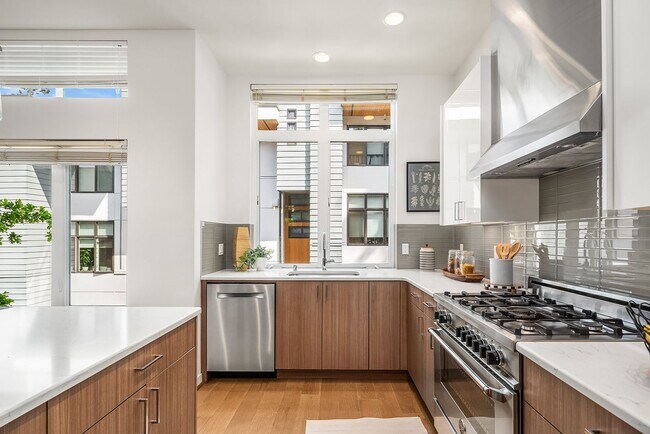 Foto del edificio - Fantastic Bellevue Townhouse with View...