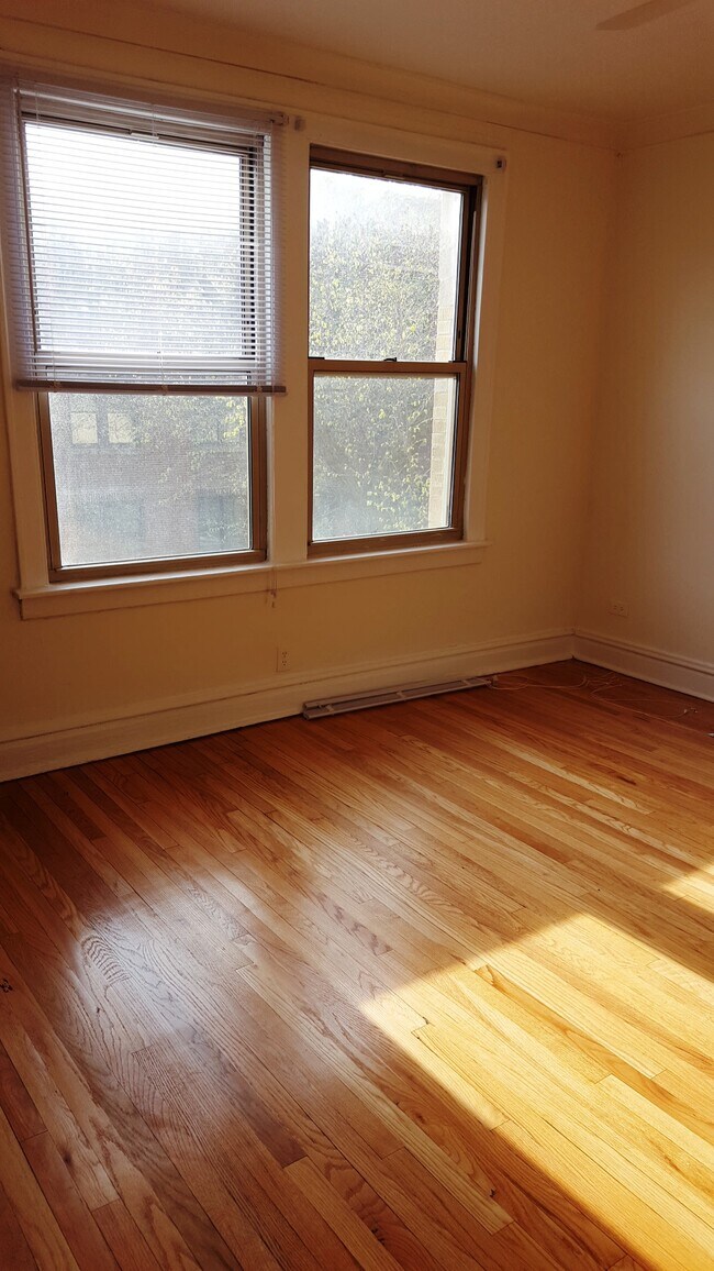 Foto del edificio - 3551 N Racine Ave