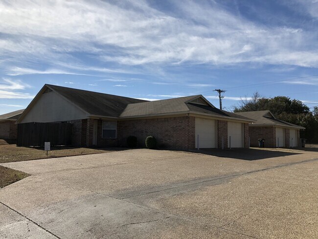 Building Photo - Duplex *LEASING SPECIAL AVAILABLE*
