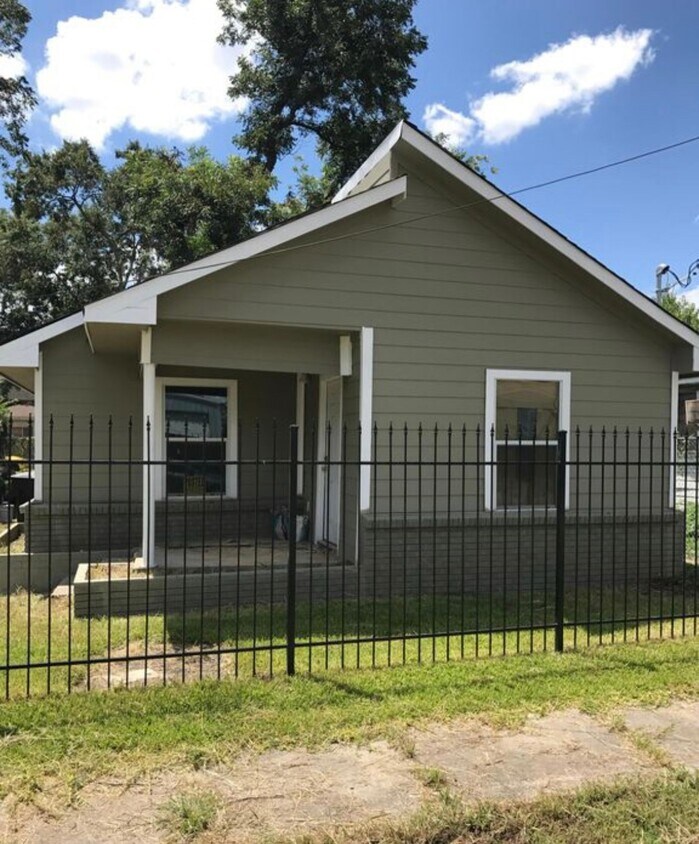 Building Photo - 2704 Campbell St
