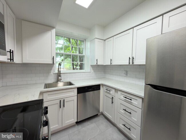 Foto del edificio - 3801 Newark St NW
