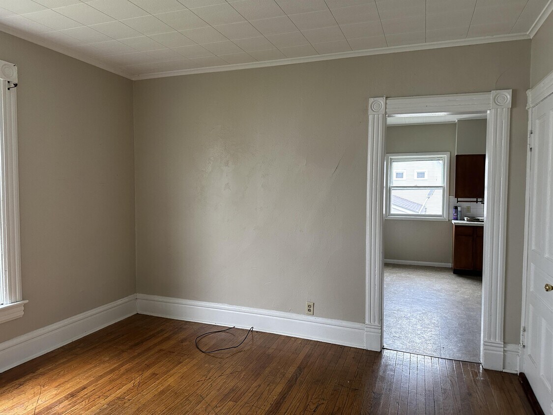 902 S Blackhawk Ave Unit 1, Freeport, IL 61032 Room for Rent in