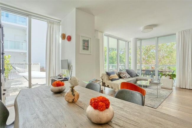 Foto del edificio - 720 NE 62nd St