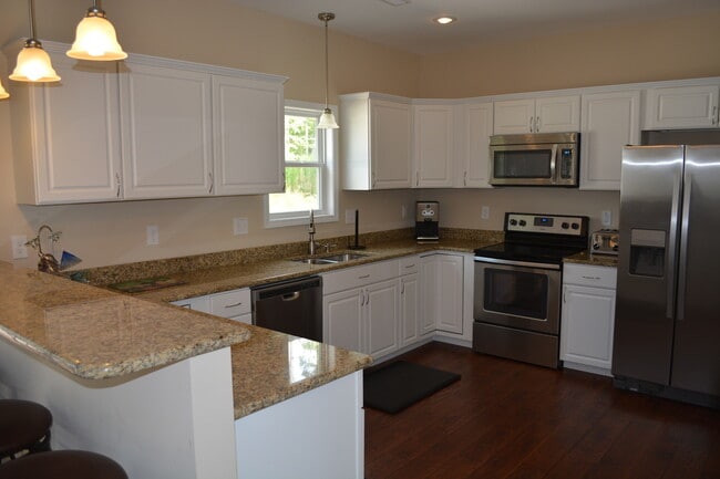Building Photo - One Level Lake Gaston Home - Hubquarter Cr...