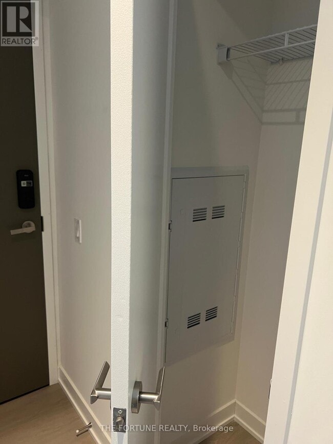 Building Photo - 448 Burnhamthorpe Rd W