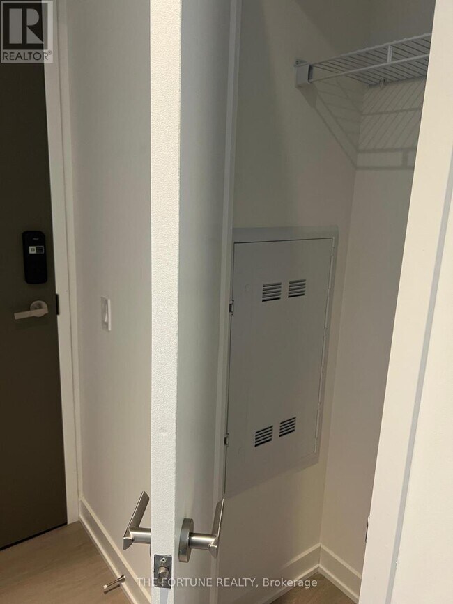 Photo du bâtiment - 448 Burnhamthorpe Rd W