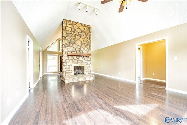 Building Photo - 710 Crestview Dr