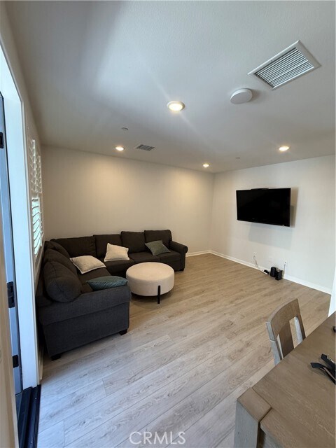 Foto del edificio - 964 N Divino Privado