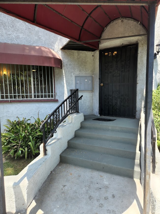 Building Photo - 2633 S Ridgeley Dr