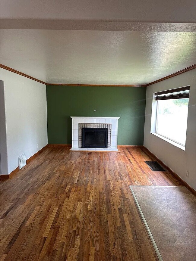 Foto del edificio - Ideally Located and Updated 4 Bed 2 Bath Fully-Fenced Home w/ Detached Garage/Shop!