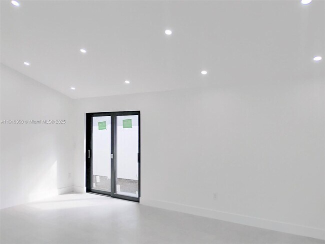 Building Photo - 20615 NE 9th Ct