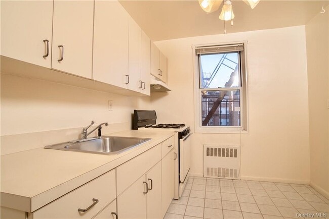 Building Photo - 2 Sadore Ln