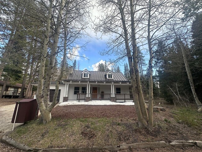 Foto del edificio - Charming, Fully Furnished 4 Bedroom House in Quiet Neighborhood- Pet Friendly!