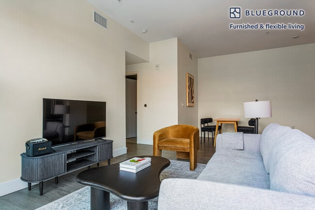 Building Photo - 760 S Serrano Ave