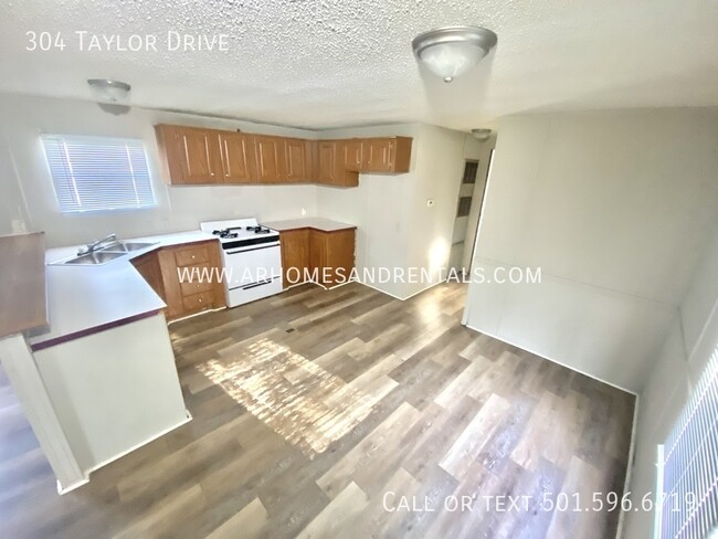 Building Photo - 304 Taylor Drive | $795 | 2 beds, 2 full b...