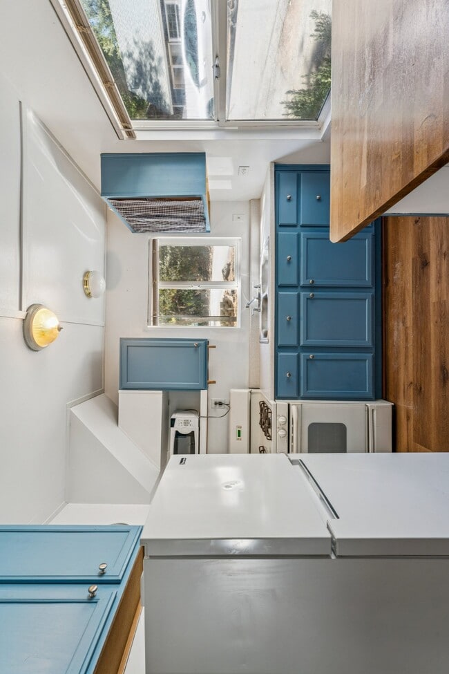 Building Photo - 22900 Redwood Way