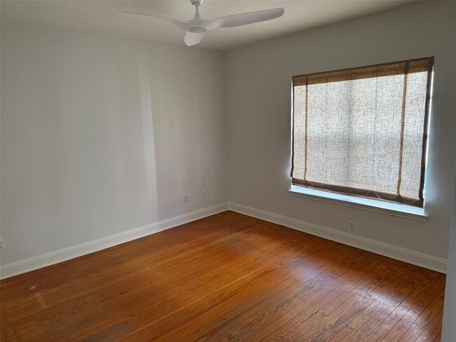 Foto del edificio - 1208 E 13th St