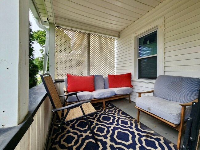 Foto del edificio - 4 bed 2.5 bath House | East Rochester | First Floor Laundry Hookups | Front and back covered porch