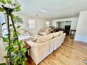 Building Photo - 756 Boxwood Dr