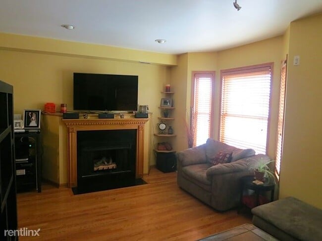 Building Photo - 2 br, 2 bath  - 1966 W Diversey Pkwy Apt 2
