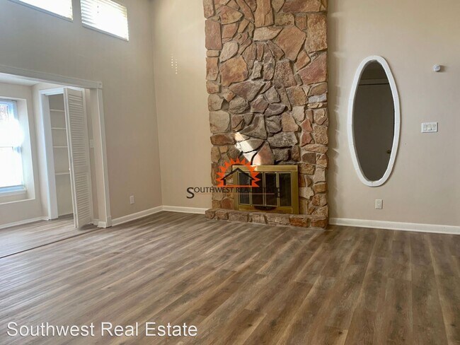 Building Photo - 3 br, 2 bath House - #45 Paseo Village