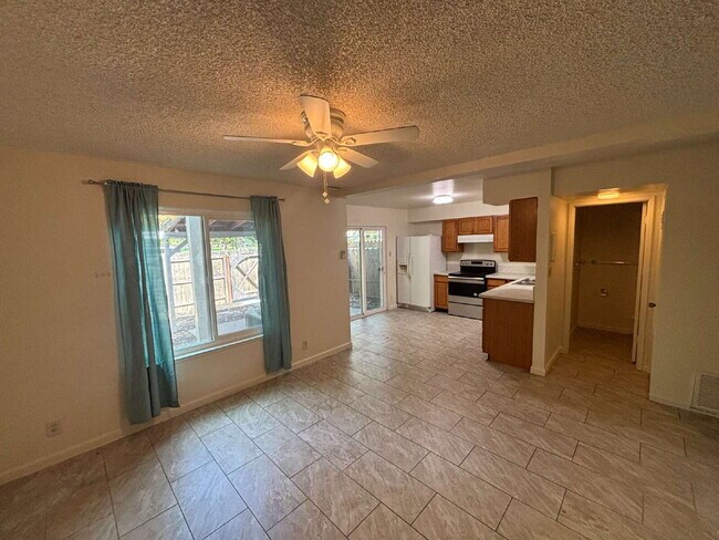 Foto del edificio - Spacious 4-Bedroom Townhome Directly Across from Greenfair Park
