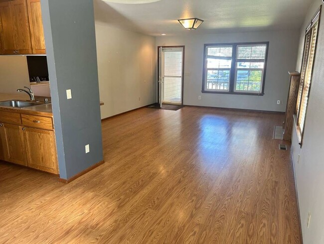 Building Photo - 3 Bedroom Home For Rent