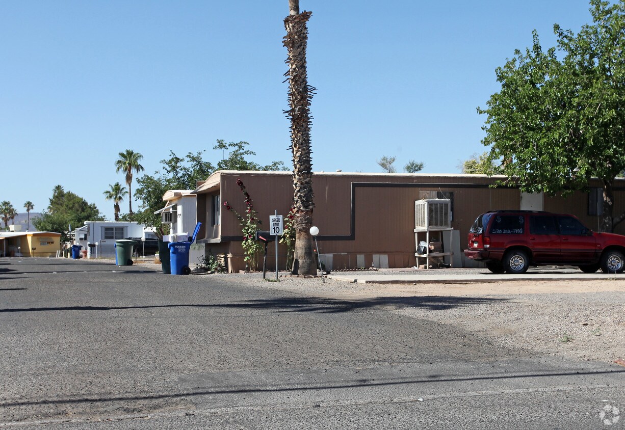 Building Photo - 3940 N Romero Rd