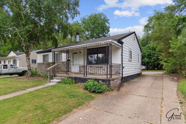Building Photo - 2 bedroom $1400