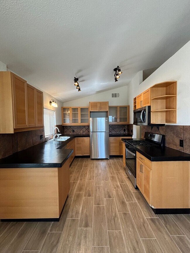 Building Photo - Beautiful 3 bedroom 2 bath home in Joshua ...