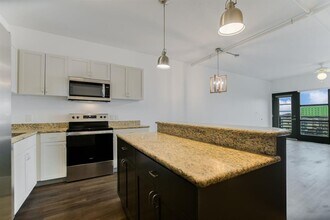 Building Photo - 711 W 26th St