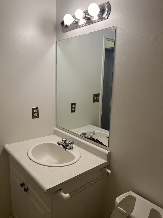 Photo du bâtiment - 1 bedroom - Utilities Included -152 Thorold