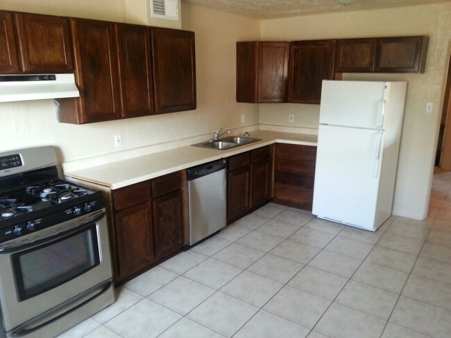 Building Photo - Cute 4 Bedroom Home Located in Kearns