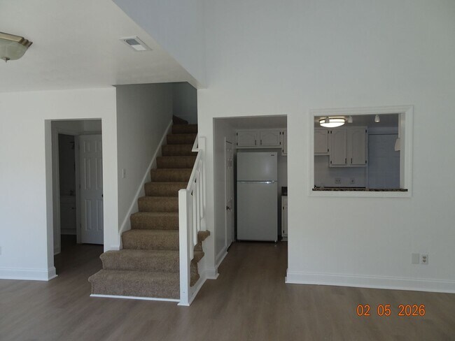 Building Photo - 3 Bedrooms, 2 Full Bathrooms Duplex