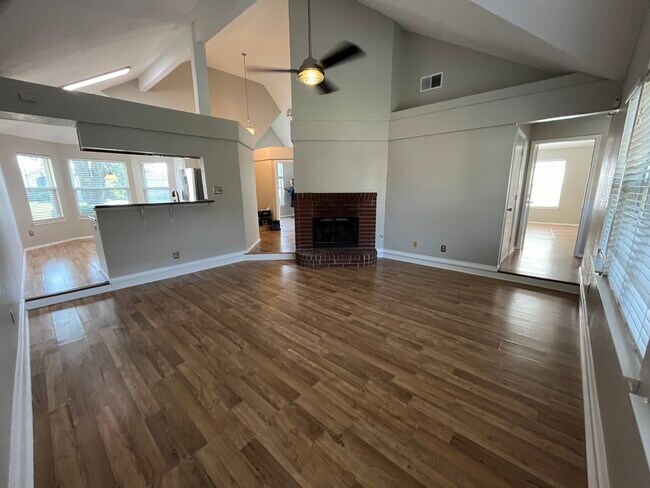 Building Photo - 913 Lake Bluff Dr