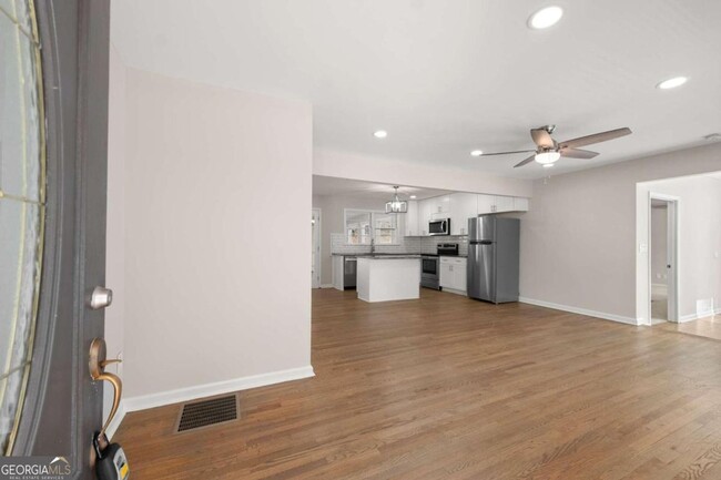 Building Photo - Beautifully Renovated Single Family Home