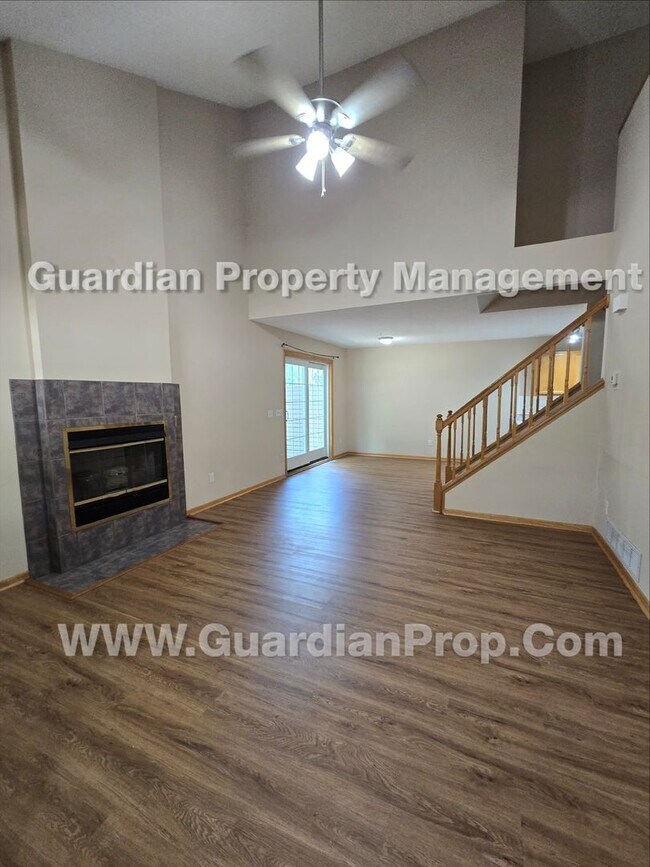 Foto del edificio - Plymouth Town Home, loft and private patio, master walk-in closet, Available Now!